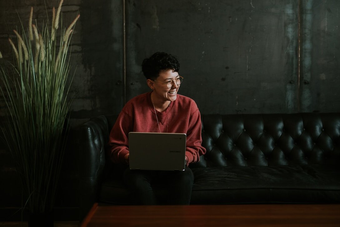 Pessoa com notebook sorrindo